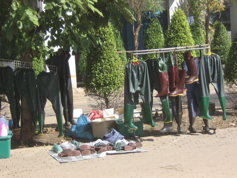 Zeitgemäße Mode bei einem Straßenhändler in Rangsit (ndl. Bangkok)