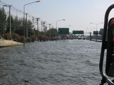 Die Aufnahme entstand aus einem fahrenden städtischen Bus heraus, dessen Fahrer ich höchsten Respekt zolle. Wasserstand 30-40 cm.