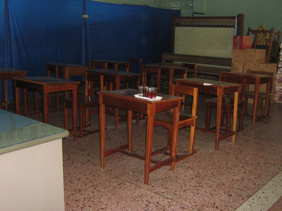 Eines der neun Klassenzimmer für Novizen. Die in den anderen Lernenden sahen genauso gelangweilt aus wie unsere 13-15jährigen.