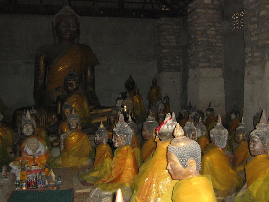 Nebenhalle voller Buddhastatuen.