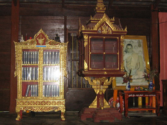 Im Schrank der buddhistische Kanon, rechts der junge Bhumipol während seiner drei Monate als Mönch.