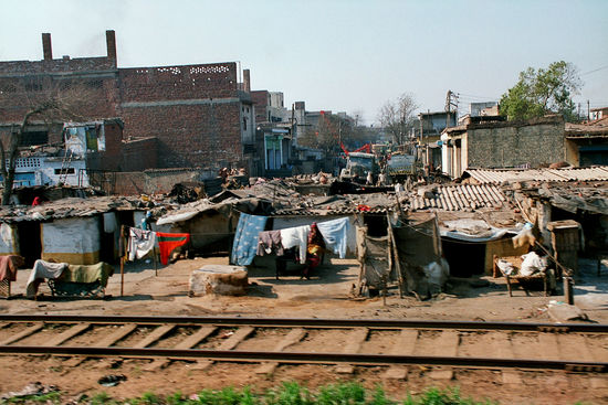 "Durchschnittliche Wohnlage:" Slums entlang der Bahngleise, wie hier in Delhi sind weit verbreitet. Diese Leute zahlen "Miete" an den örtlichen Gangsterboß, der dafür sorgt, daß nicht allzu oft von der Gemeinde zwangsgeräumt wird.