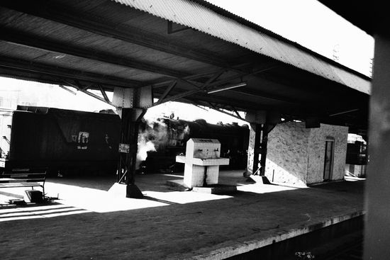 Wasserhähne auf einem Bahnsteig in der Provinz. Die Frauen aus der Umgebung kommen mit großen Kannen und versorgen sich.