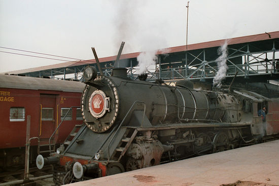 Dampfloks wie diese in Agra 1994 aufgenommene gibt es auf Hauptstrecken nicht mehr, allenfalls noch auf den Schmalspur-Bergbahnen (toy train).