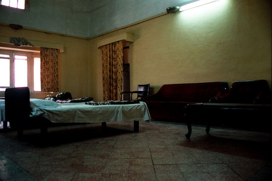 Luxus-"Retiring Room" Bahnhof Agra (1994), mit original eingestaubtem kolonialem Mobiliar.