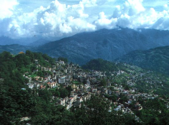 Zum Abschied: Blick über Gangtok
(nicht mein Photo)