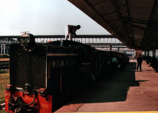 Lok der Darjeeling Himalayan Railway-Lok. 60 cm Spurweite, zum höchsten Punkt 2100 Höhenmeter auf 81,7 km Strecke. Fahrplanmäßig 6h30, üblicherweise 8 Stunden, gelegentlich 10. Dampfloks werden meist bei Sonderfahrten eingesetzt (seit Monsunsaison 2010 ist die Strecke auf halber Höhe unterbrochen).