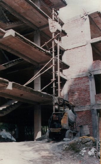 Bauaufzug (Kalkutta, Okt. 2008)