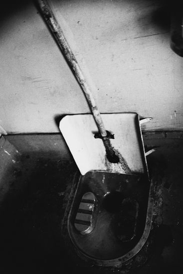 Der eine oder andere Leser mag der Ansicht sein, ich würde meine Erlebnisse auf schmutzige indische Toiletten reduzieren.  Das mag schon sein, aber man verbringt dort eine gewisse Lebenszeit. Die hier gezeigte war mir 1993 deshalb ein Photo wert, weil keine Ablagerungen zu sehen sind (Eisenbahn, 1. Klasse).