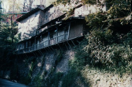Veranda eines Hauses auf den Hügeln über Shimla.