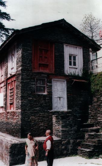 Indisches Rentnerehepaar am BhagsuNag-Swimming Pool (kalte Mineralquelle).