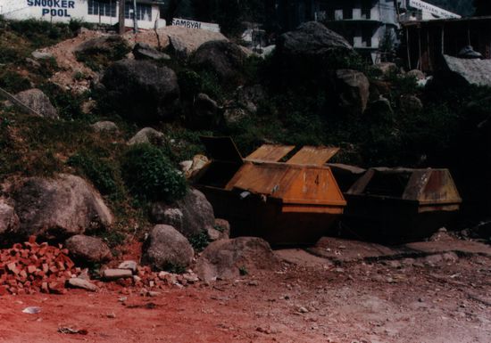 In Indien ein ausgesprochen seltener Anblick: Müllcontainer (Bhasunag Road, Okt. 2008)