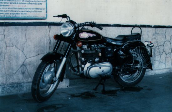 Enfield Bullet, indischer Traum zahlreicher Motorradfahrer. Unveränderter Lizenznachbau eines englischen Motorrad (die 500cc-version hat gut 25 PS und ist ein klassischer Langhuber). Eigenexport nach Europa ist nur dann sinnvoll, wenn man die Export-Version kauft, die für den indischen Markt gebauten Maschinen sind im zweiten Winter zusammengerostet.