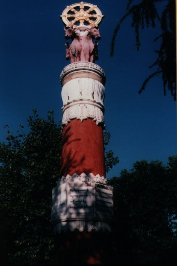 Das dharmachakra, dessen acht Speichen symbolisieren den "Edlen Achtfachern Pfad" zur Erlösung aus dem samsara (Welt des Leidens)