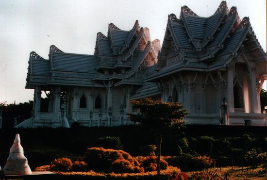 Der von der thailändischen Regierung gestiftete Tempel der dortigen Theravada-Tradition. Im Untergeschoß ein kleines Museum das der Beweihräucherung des Königs gewidmet ist. (Man trägt sehr dick auf.)