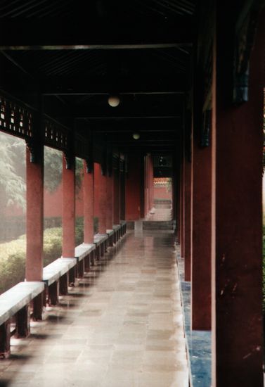 Detailansicht des chinesischen Maitreya-Tempels im Lumbini-Park des Morgens.