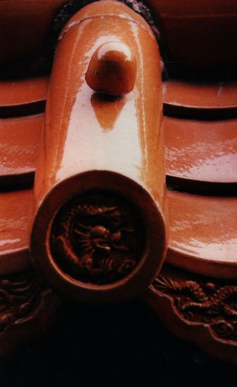 Dachziegel auf der Mauer des chinesischen Maitreya-Tempels im Lumbini-Park des Morgens.