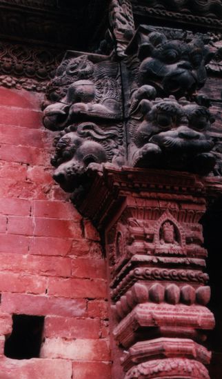 Zahlreiche antike hochwertige Schnitzereien, oft auch an gewöhnlichen Häusern.