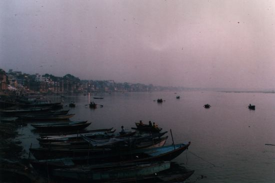 Träge, sich ewig wandelnd, fließt der Ganges ...