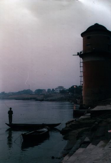 Die Trinkwasser-Pumpstation, oberhalb der Stadt versorgt ganz Varanasi mit "Trink"Wasser. Die Verbrennungsstätten (ghats) sind etwas weiter flußabwärts.