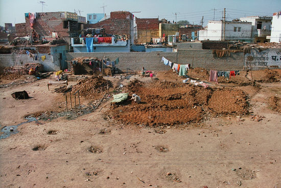 Baumaterial beim Trocknen (Delhi, Jan. 1994)