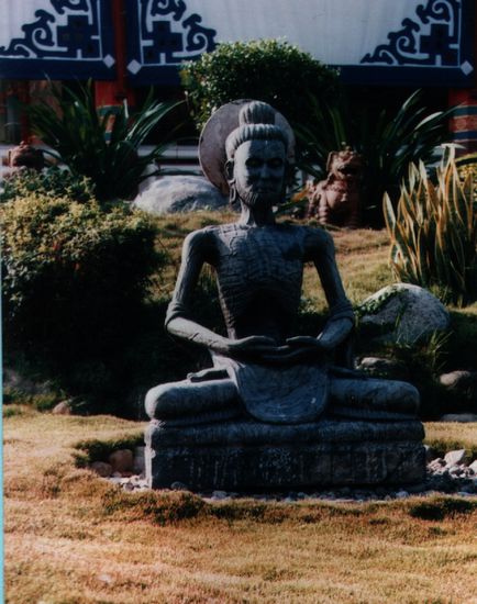 Der Buddha fast verhungert, bevor er den Milchreis des Dorfmädchens akzeptierte.
