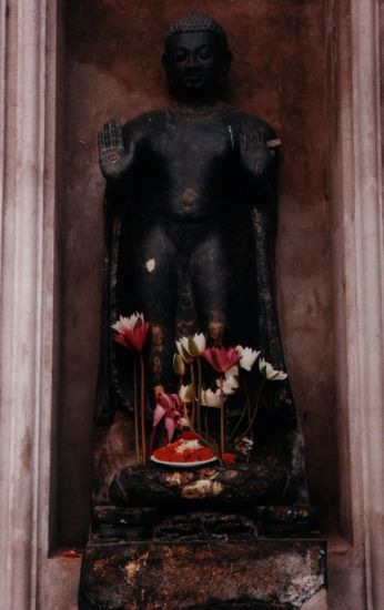 Eine der zahlreichen Statuen in der Außenwand.