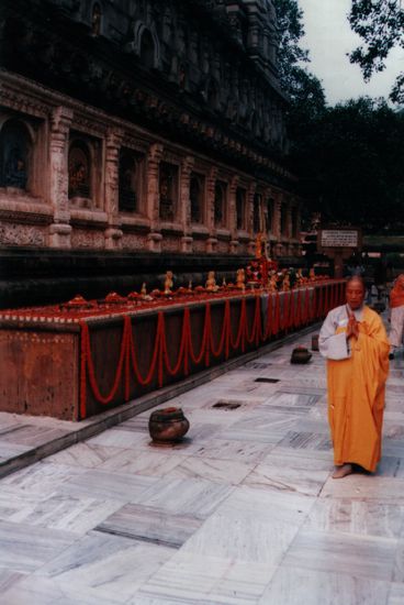 Chinesische Nonne beim Umschreiten des Mahabodhi-Tempels.