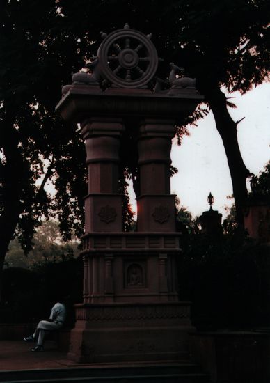 Dharmachakra ("Rad der Lehre") auf dem Weg zum Tempel.