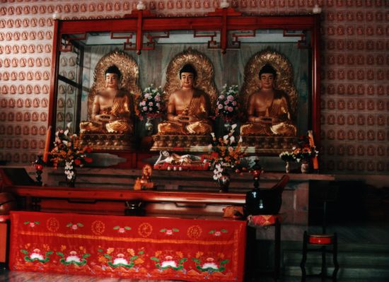 Bodhisattva-Figuren in einem chinesischen Tempel in Bodhgaya.