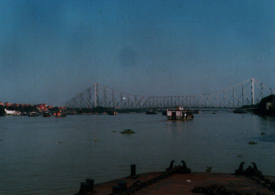 Die Howrah-Bridge (das BUCH behauptet seit Jahrzehnten es wäre strafbar diese Bauwerk zu photographieren. Mich hat der uniformierte Wärter am Fährableger herzlichst begrüßt.)