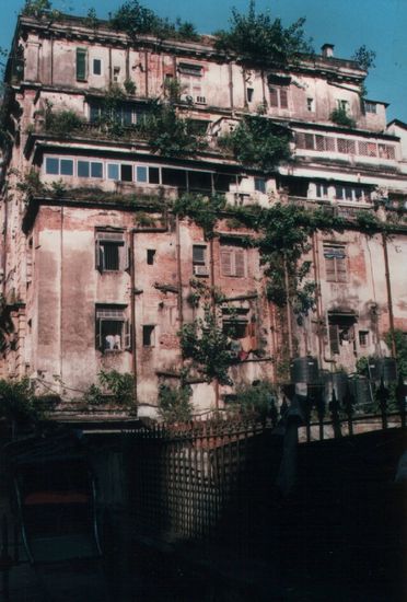 Die Qualität der Unterkünfte in Kalkutta ist generell unterdurchschnittlich. Dies ist die Rückseite des YMCA, seit Jahrzehnten vom BUCH empfohlene Backpacker-Unterkunft. (Die Zimmer sollen innen nicht viel anders aussehen, selber drin war ich nicht.)