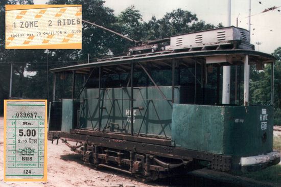 Kalkutta Tram. (Links oben Metro-Fahrkarte, unten Bus). 
Die Metro zeigte neun Jahre nach Eröffnung schon Indien-typische Verfallserscheinungen, sie wird von einer örtlichen Firma betrieben. Im Gegensatz dazu war die Metro in Delhi nach acht Jahren unter französischem Management in "europäischem" Zustand. An den Zugängen befinden sich in beiden Städten Durchleuchtungsgeräte wie am Flughafen, großes Gepäck darf nicht mitgeführt werden.