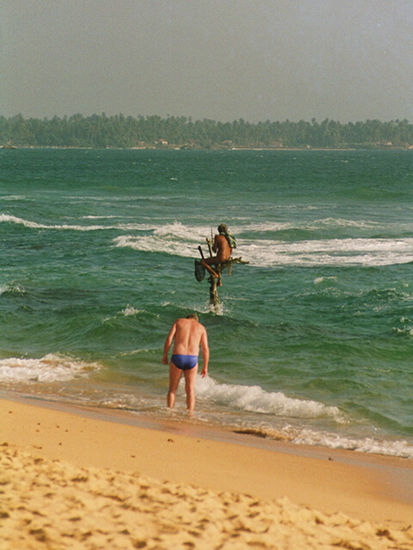 Einer der beiden ist ein beliebtes Postkartenmotiv in Sri Lanka ... (Eigentlich gilt ja das buddhistische Tötungsverbot, weshalb nicht mit Netzen gefischt wird, sondern mit Angeln -- anbeißende Fische begehen nämlich "freiwillig" Selbstmord )