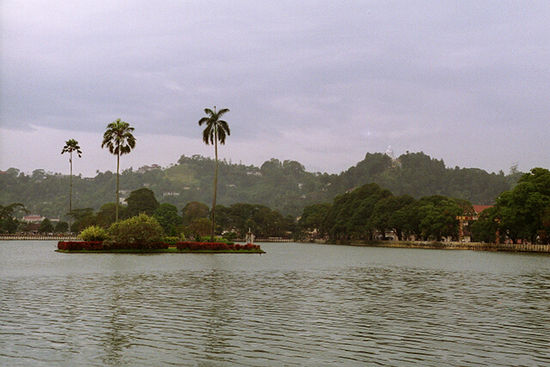 Der künstliche See im Zentrum von Kandy (Dez. 1993)