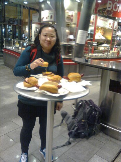 Diese chinesische Touristin probiert um 6 Uhr 30 morgens am Münchner Hauptbahnhof sämtliche verfügbaren Würstchensorten durch. Ich fand's kurios genug sie mit meinem Handy abzulichten. (Sept. 2012)