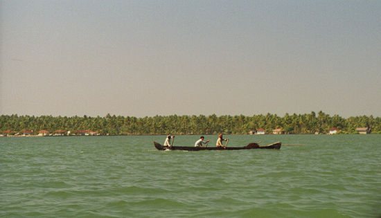 Kerala "Backwaters." (Backwaters hat im Englischen auch die Bedeutung "rückständig.")