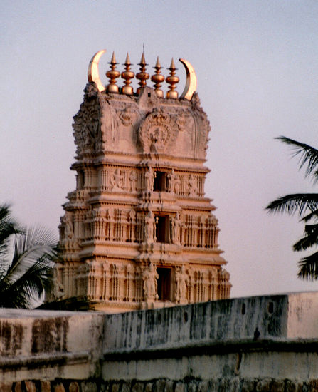 Hindutempel irgendwo im Süden Indiens (aus dem fahrenden Zug)
