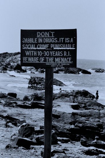 Warnschild zur Drogenproblematik (1994)
