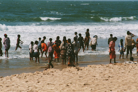 Indische Tagesausflügler, abends am Strand. Kaum jemand in Asien lernt schwimmen, außerdem wäre es unschicklich sich als Frau wie Europäerinnen mit bzw. ohne Bikini zu zeigen. (Jan. 1994)