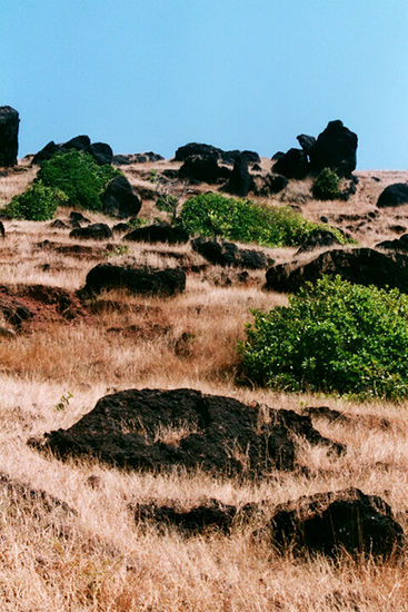 Die schwarzen Felsen hinter den Stränden geben zwar kontrastreiche Bilder, strahlen aber selbst im Januar so viel Hitze ab, daß es schnell unangenehm heiß wird.