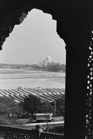 Blick vom Fort auf das Taj, wie ihn der von seinem Sohn abgesetzte Shah Jahan hatte. (Könige abzusetzen, die nach Ansicht der Familie zu viel Geld für den Schloßbau ausgeben, ist keine orientalische Spezialität, auch der bayrische König Ludwig II. wurde dafür ersäuft.)