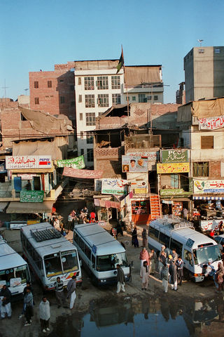 Blick auf die Busstation am Bahnhofsvorplatz von Lahore. (Beachte die vielfach frierenden in Decken gehüllten Eingeborenen gegen 9 Uhr morgens bei geschätzten 22° C.)