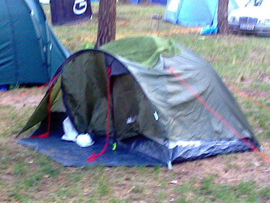 Der zweite Versuch unser vor drei Jahren in England gekauftes Billigzelt aufzustellen. Deutlich besser als beim ersten Mal (siehe drunter) -- oder nicht?