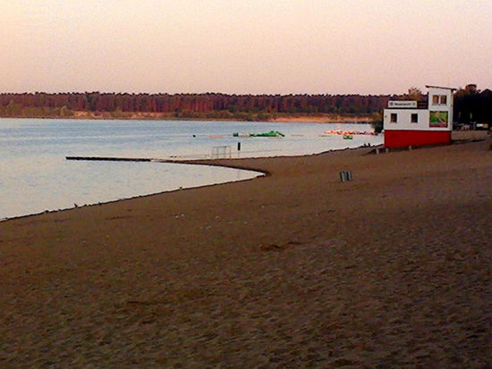 Strand des Helenensee im Morgenrot.