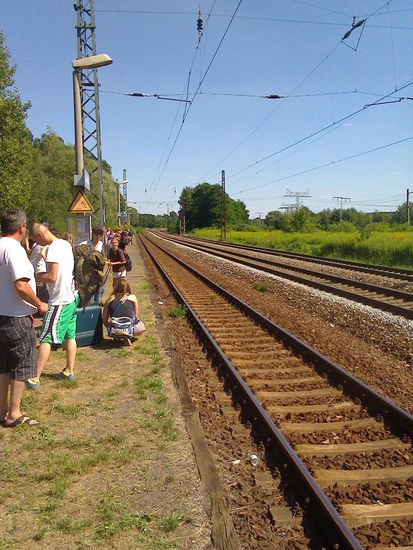 Beim Umsteigen in Leipzig gab es den allseits beliebten Schienenersatzverkehr zum Bahnhof Thekla. Beachte die ansprechende Grünflächengestaltung des Bahnsteigs 5 (die andern vier gab es nicht!). 
Mit im Bus ein Pärchen, gerade vom Urlaub in Tunesien zurück, die meinten dort wäre es zwar auch heiß, aber deutlich angenehmer gewesen.