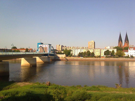 Blick auf die Grenzbrücke von Slubice Richtung Frankfurt/O. Beachte das ordentlich deutsch einbetonierte Ufer, während die polnischerseits undisziplinierter Graswuchs herrscht!