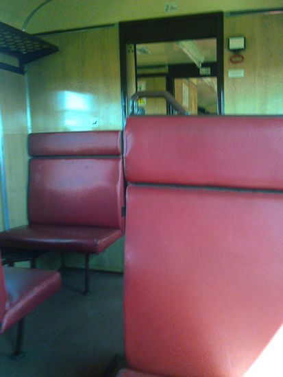 Wunderschöne rote Kunstledersitze, wie sie auch bei uns bis in die 1980er Standard waren. Man klebt mit schweißnassen Oberschenkeln wunderbar fest -- ein geiles Retro-Gefühl. (Das ich das noch mal erleben durfte )