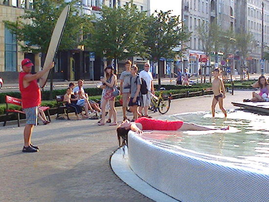 Photoshooting einer Wassernixe im Brunnen am Hauptplatz. Wie alle Brunnen in Polen voller planschender Kinder und Erwachsener.  Auch ein beliebter Treff wild knutschender Teenies. Manch deutscher "zufällig vorbeiommender Rentner, der seinen Dackel ausführt" wäre ob derartiger "Schamlosigkeit" wohl entrüstet (Nein, wir haben Claudia Roth nicht getroffen!)