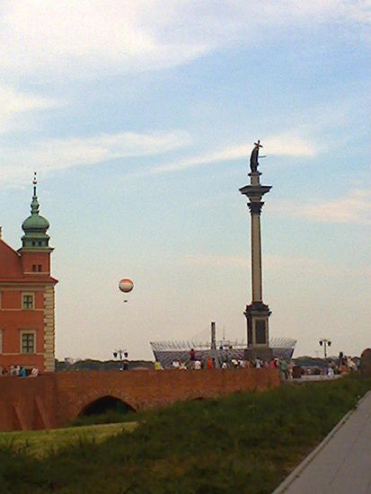 Säule mit dem schwertschwingenden hl. König Sigismund III. am Platz beim ehem. Königspalast. Im Hintergrund das neue Nationalstadion und Fesselballon.